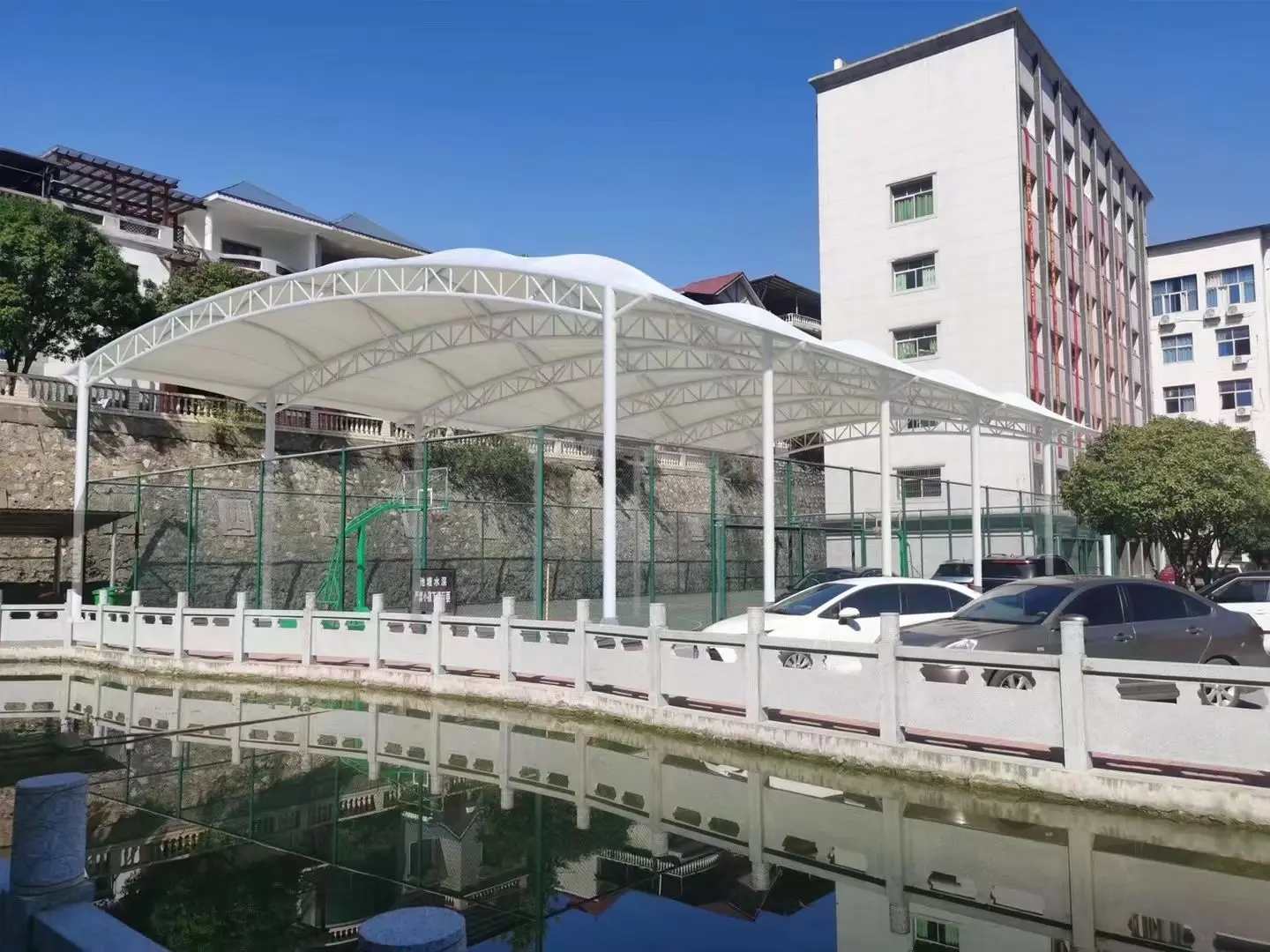 贵州万山园区停车棚总在漏水生锈?源头膜结构厂家:按本地气候选材,避开三大坑