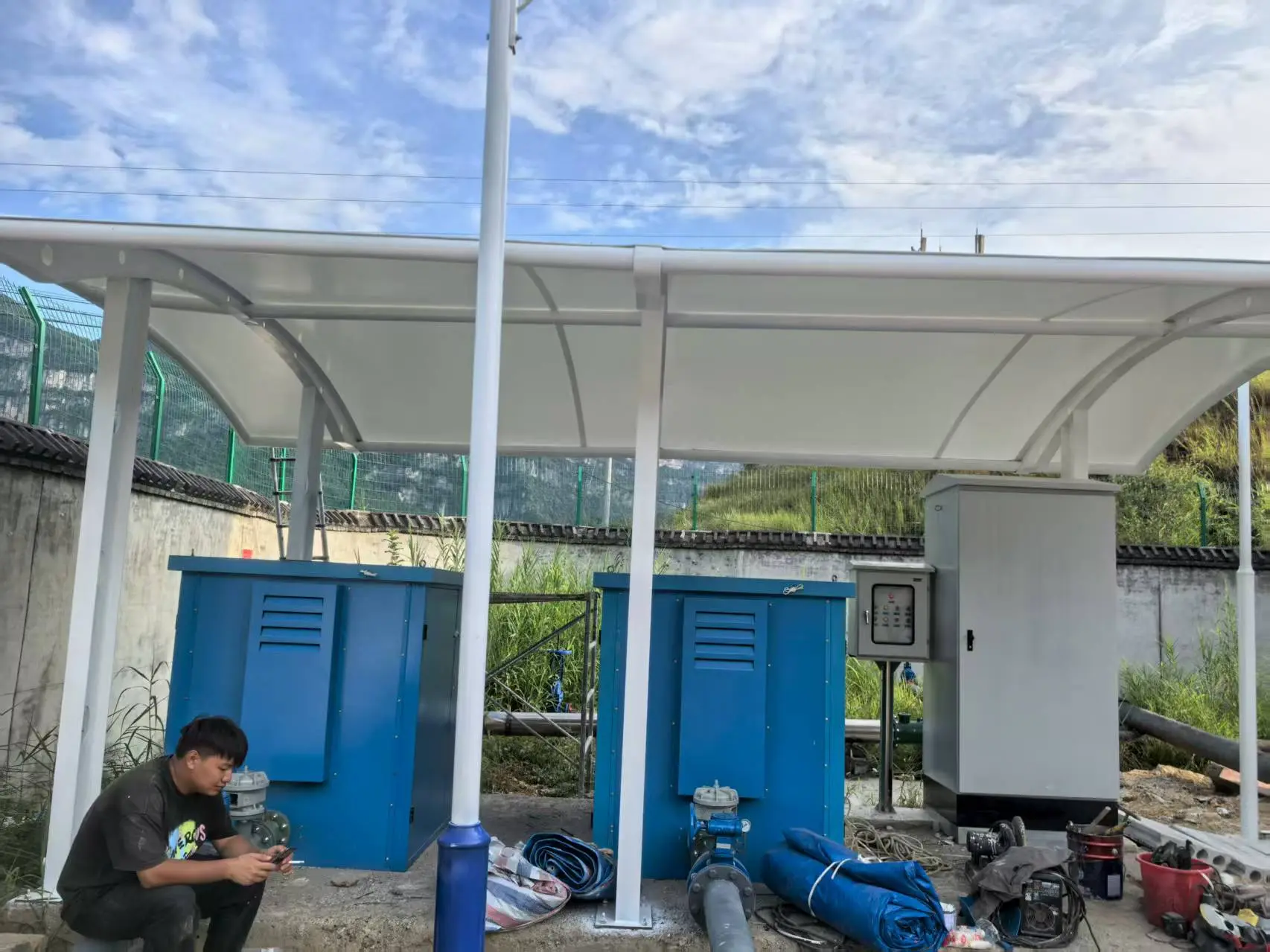 贵州万山膜结构棚怎么选?多雨高湿山区,避开低价铁皮棚与劣质膜材坑