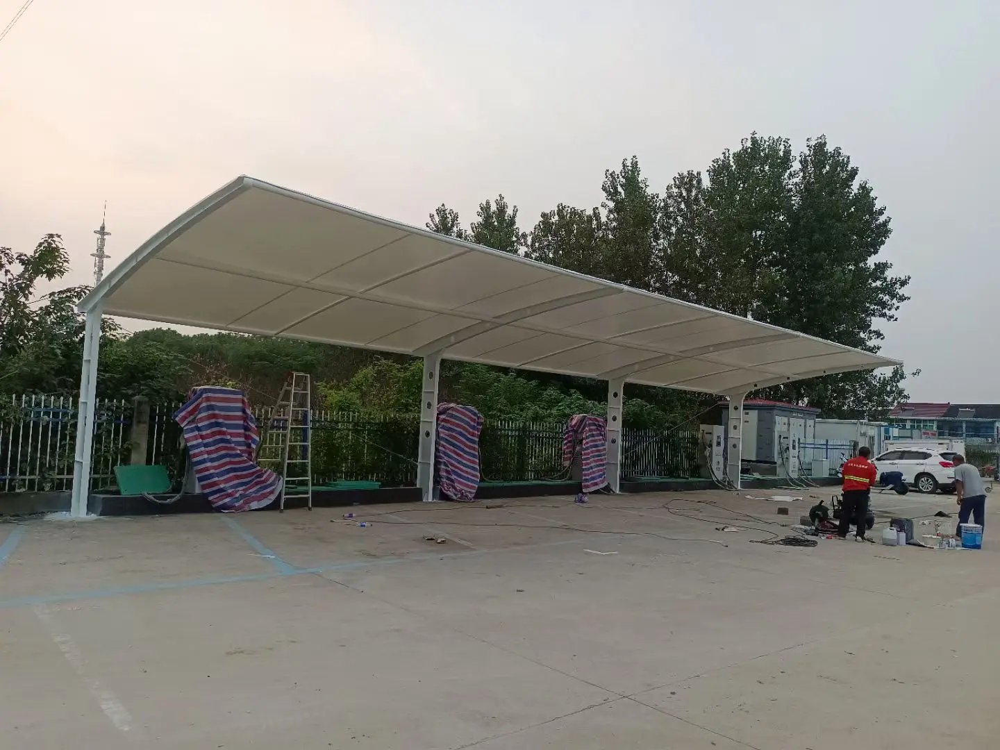 贵州万山膜结构工程科普：山地多雨强紫外线环境，停车棚选材别只看低价